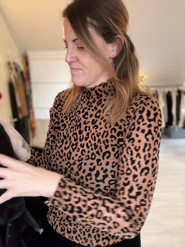 Top léopard effet velours – Élégance & caractère