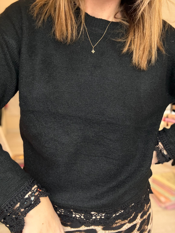 Pull noir effet dentelle – douceur & élégance responsable
