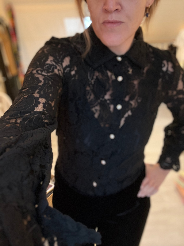 Chemise noire en dentelle – Élégance intemporelle & féminité assumée