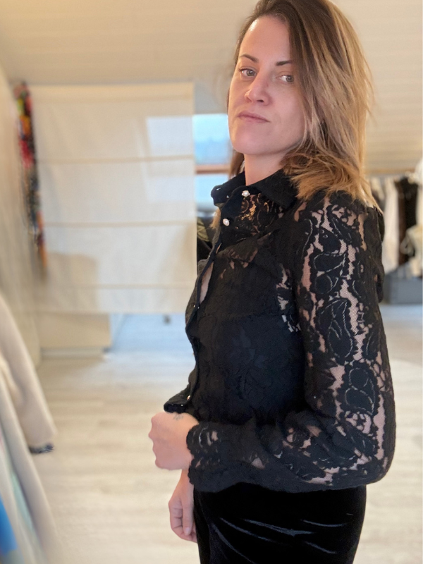 Chemise noire en dentelle – Élégance intemporelle & féminité assumée