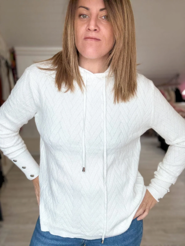 Pull capuche à motif chevron