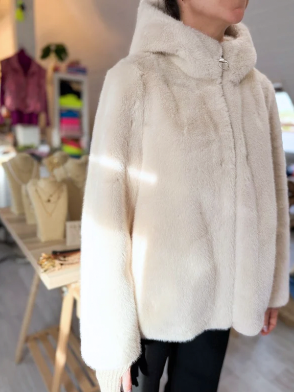 Manteau et sa capuche en fausse fourrure