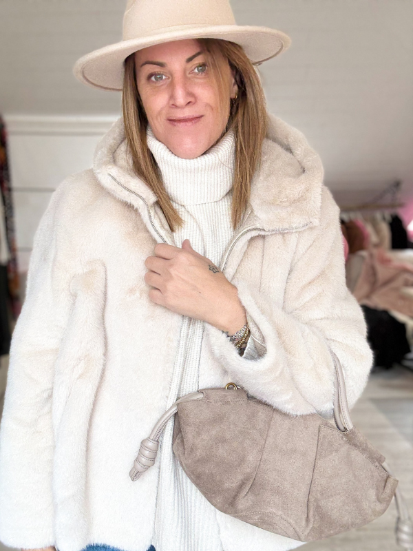 Manteau et sa capuche en fausse fourrure