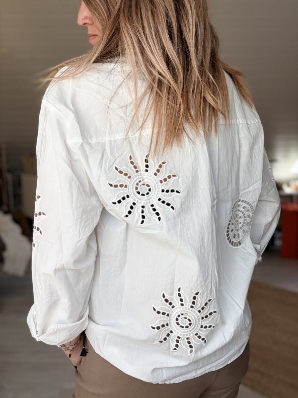 Chemise blanche à motifs coquillage et soleil