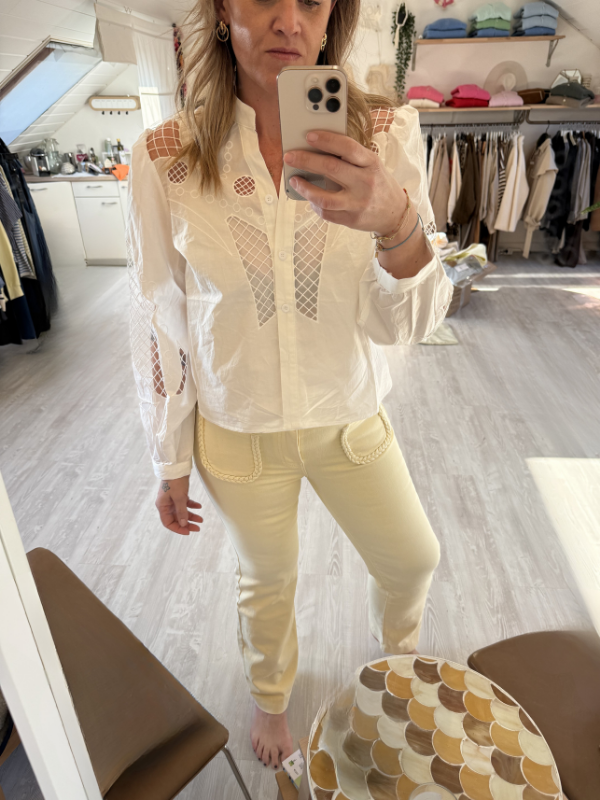 Chemise Blanche et broderie avec petit top à bretelles integrées