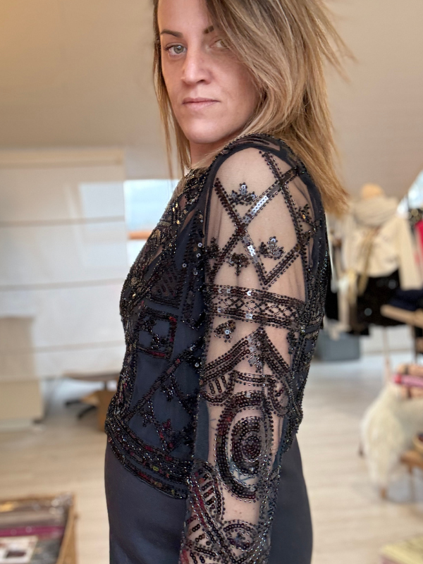 Top en tulle brodé & sequins – noir