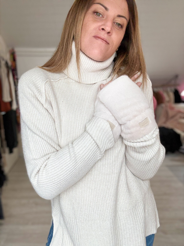 Pull col roulé écru doux et confortable