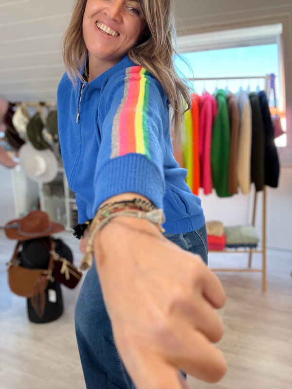 Veste unie et manche à rayures colorées