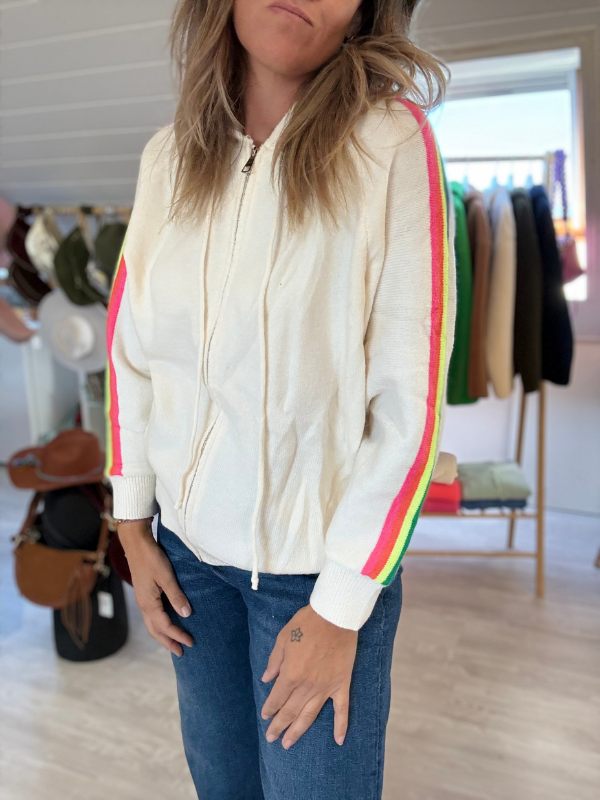 Veste unie et manche à rayures colorées