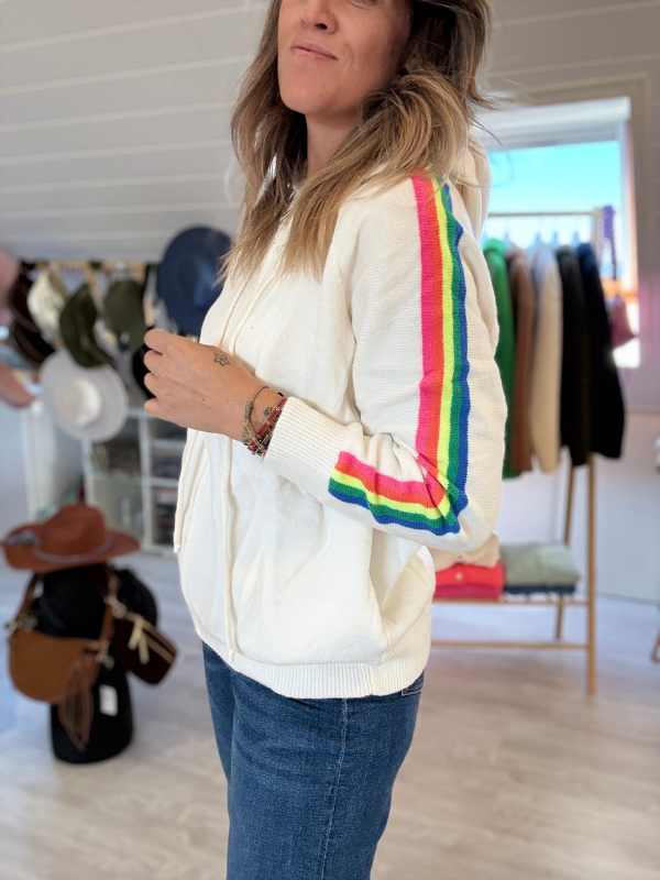 Veste unie et manche à rayures colorées