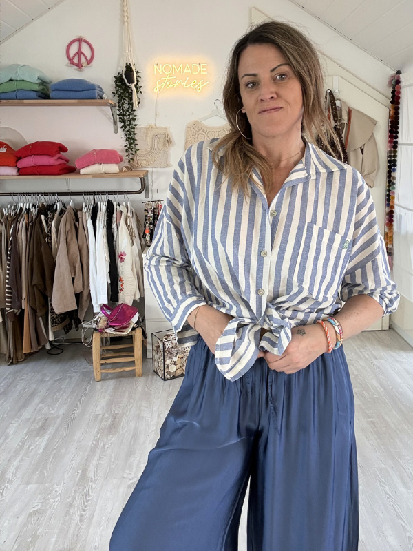 Chemise en coton bleu fluide et légère - inscription brodée "By the Sea"