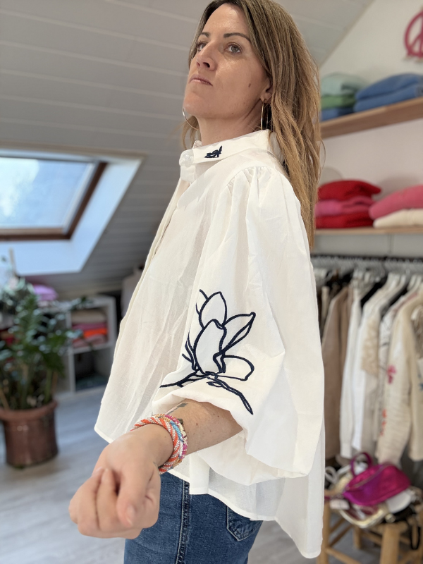 Chemise Blanche et broderie bleu marine sur les manches