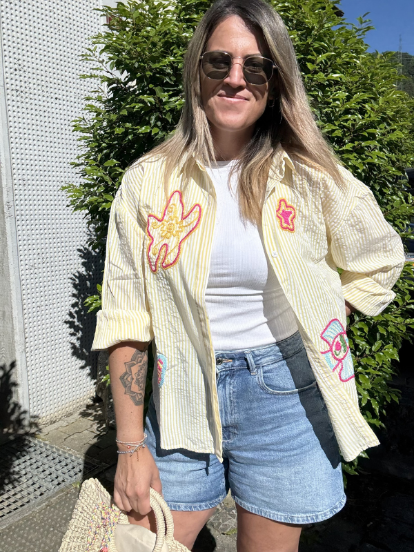 Chemise jaune à rayures blanche avec broderie motifs été