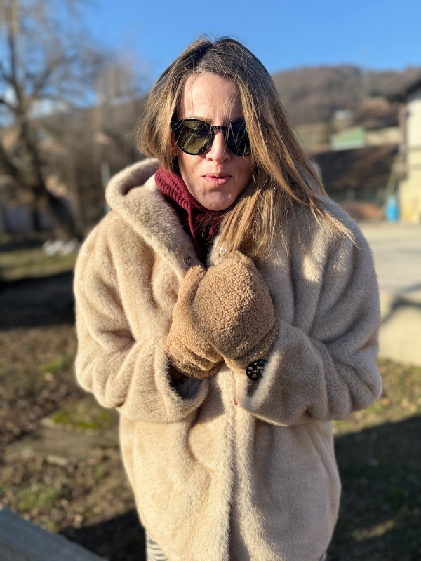 Veste à capuche en fausse fourrure