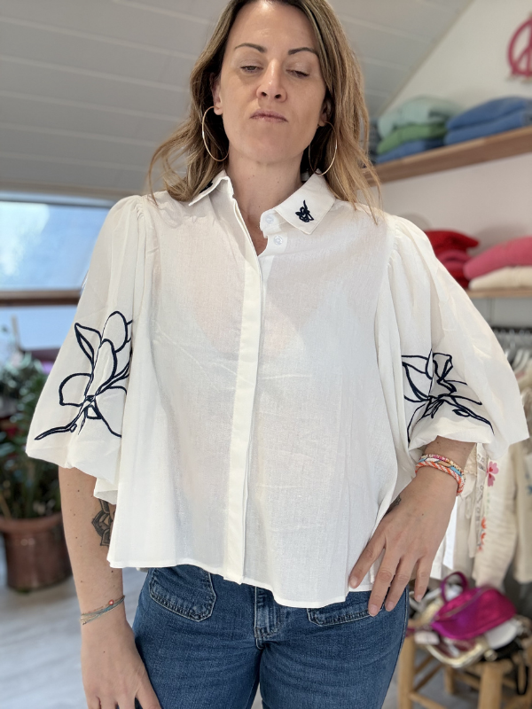 Chemise Blanche et broderie bleu marine sur les manches