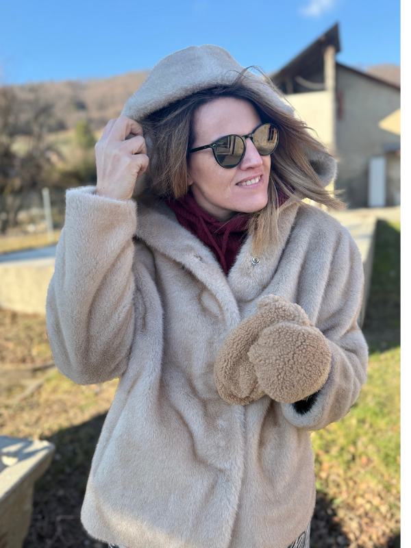 Veste à capuche en fausse fourrure