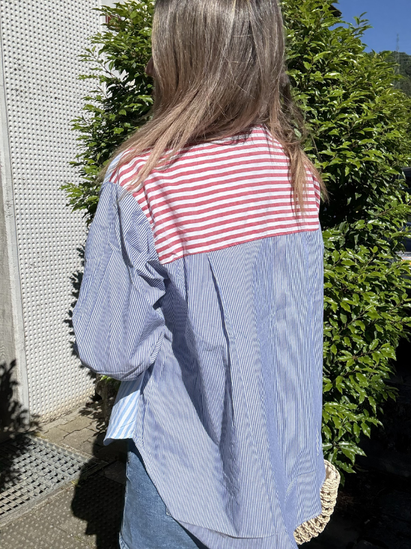 Chemise bleu à rayures et broderie