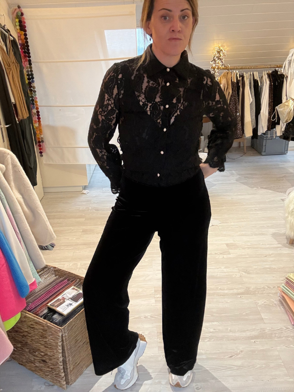 Chemise noire en dentelle – Élégance intemporelle & féminité assumée