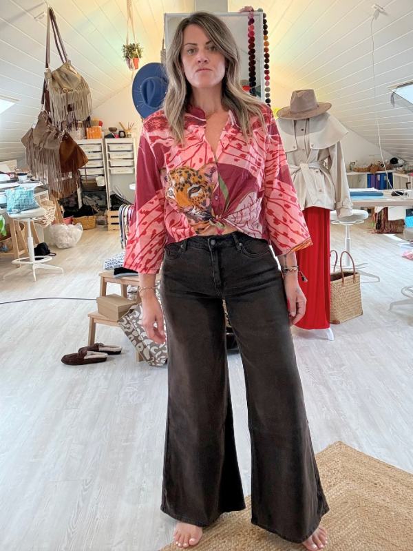 Jean Toxic Paris wide leg taille haute – coloris chocolat, coupe ajustée à la taille et ample sur toute la jambe, longueur maxi.