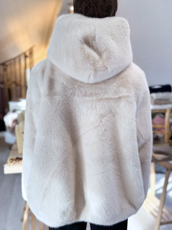 Manteau et sa capuche en fausse fourrure