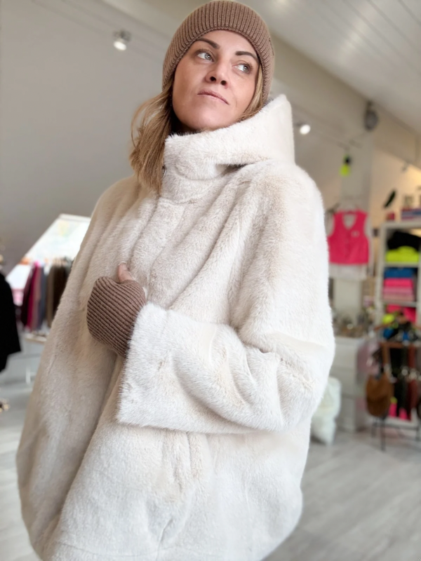 Manteau et sa capuche en fausse fourrure