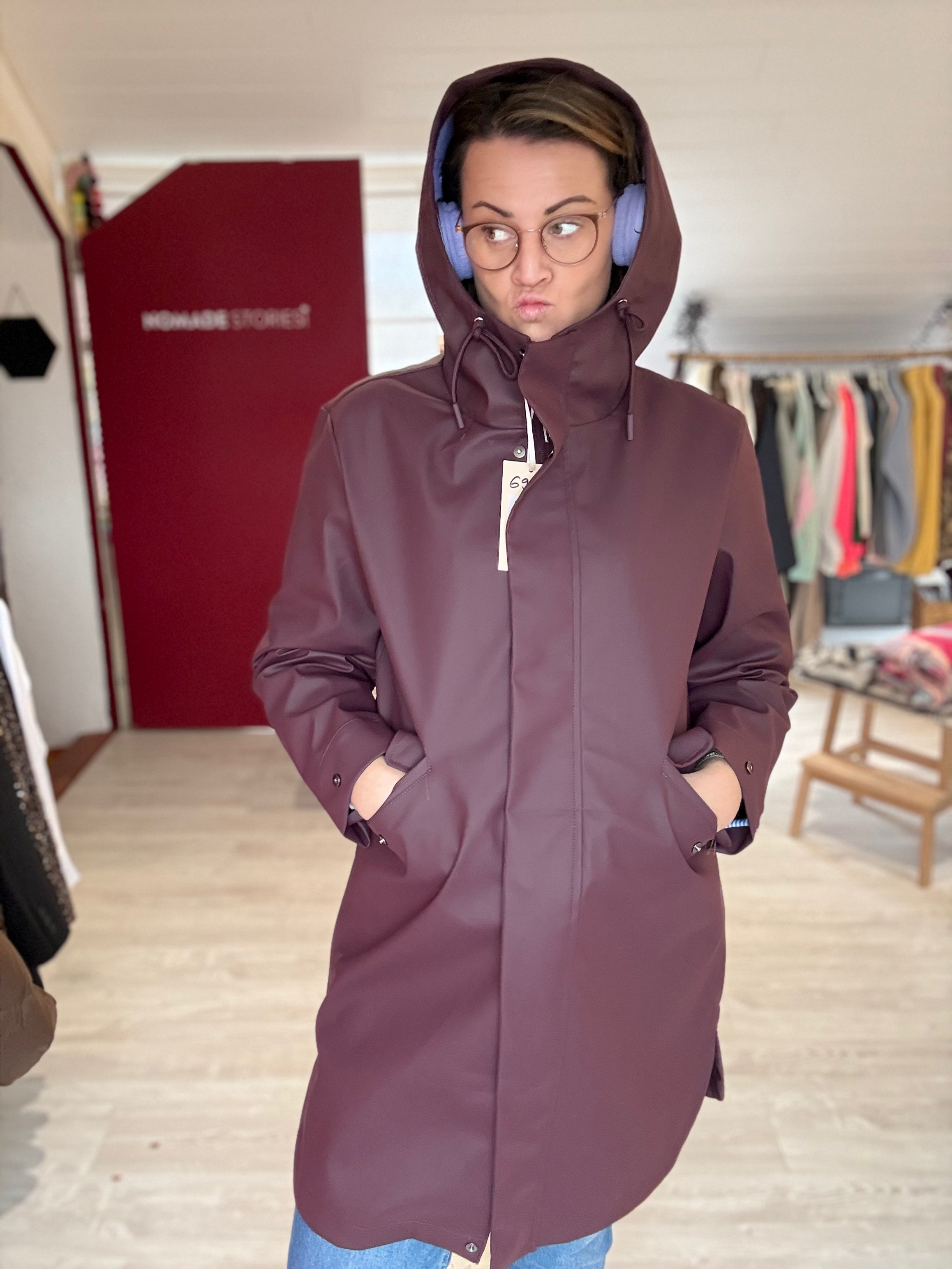 Veste imperméable mi-longue à capuche – protection et style au quotidien
