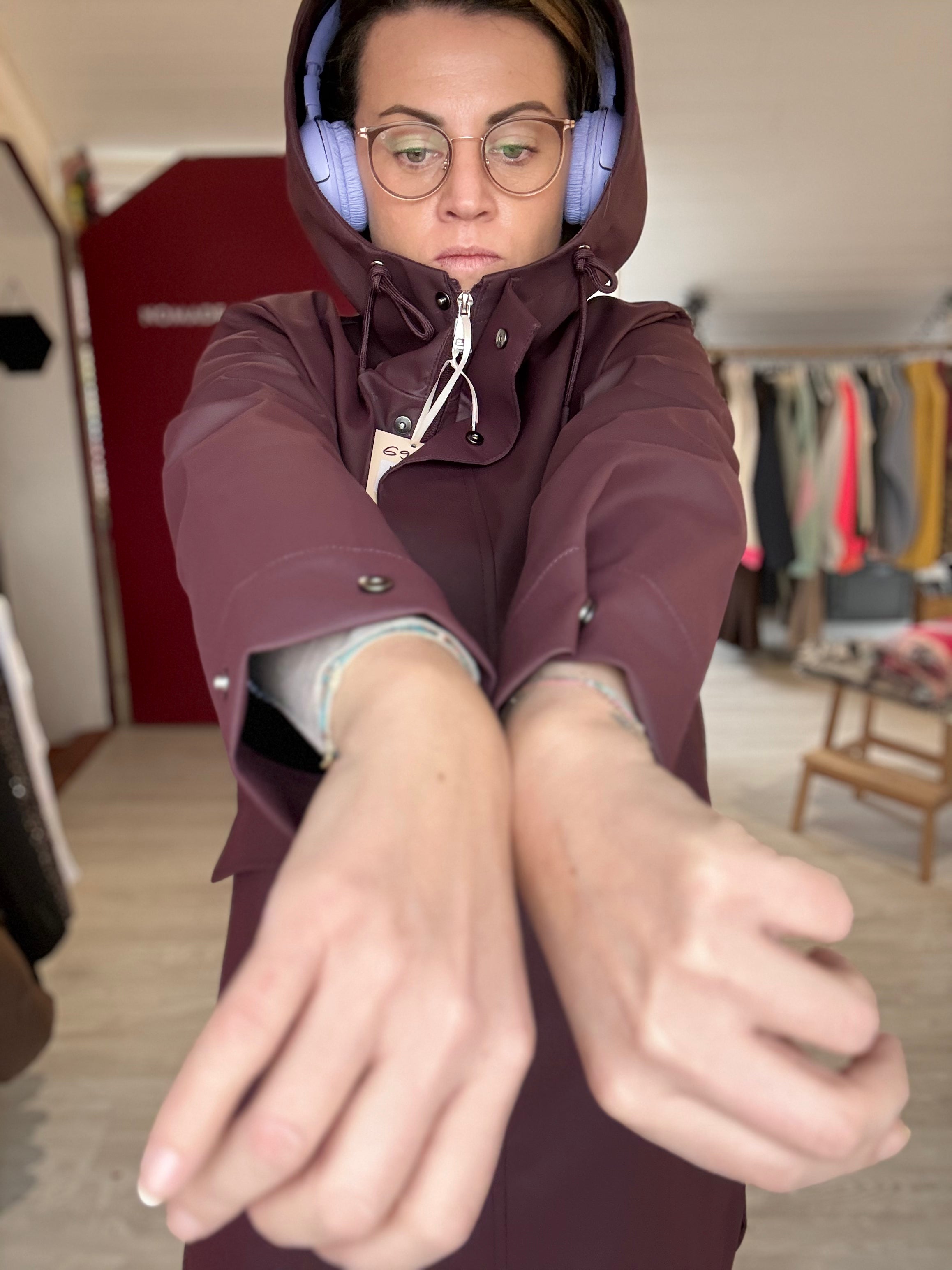 Veste imperméable mi-longue à capuche – protection et style au quotidien