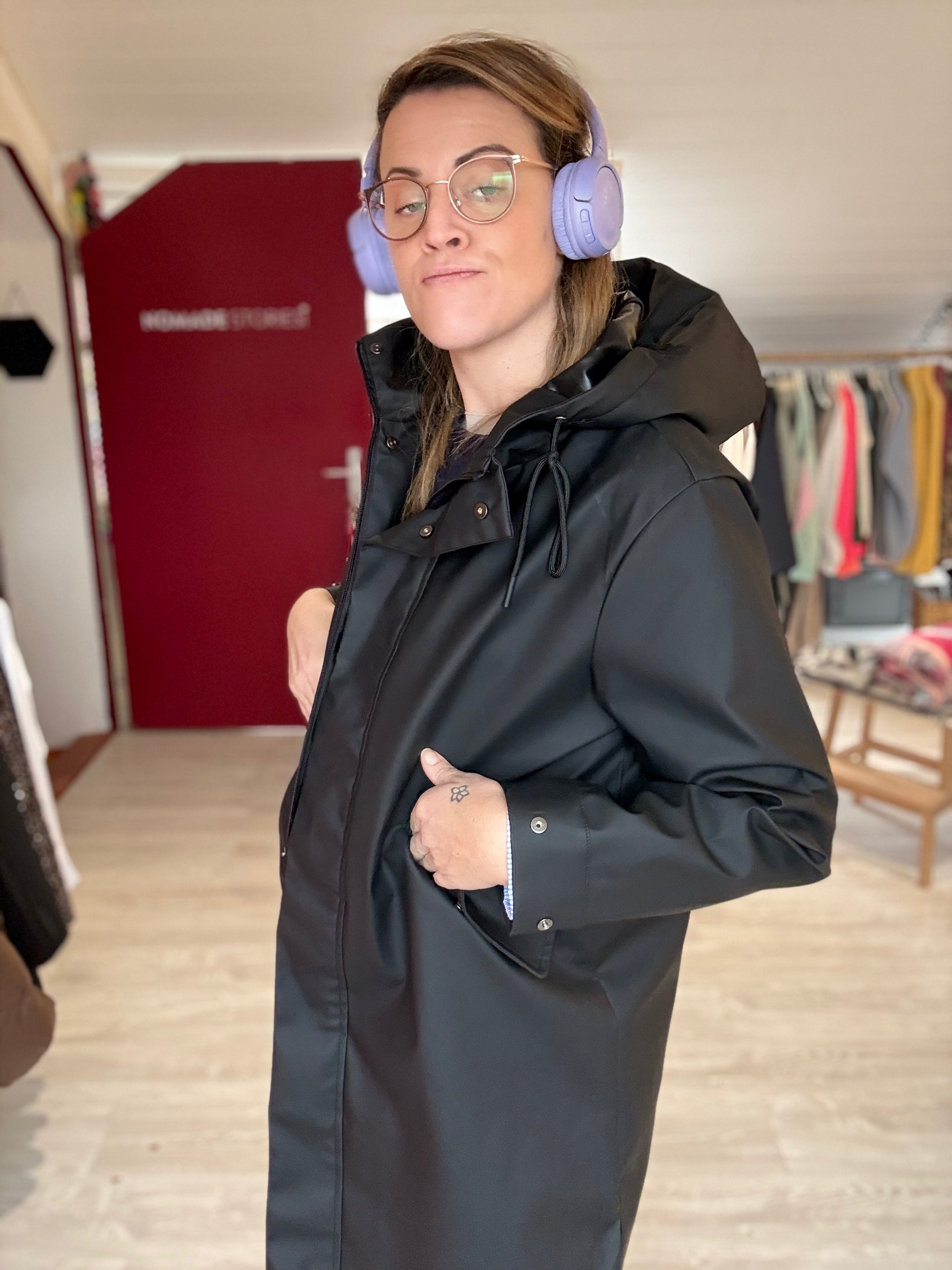 Veste imperméable mi-longue à capuche – protection et style au quotidien