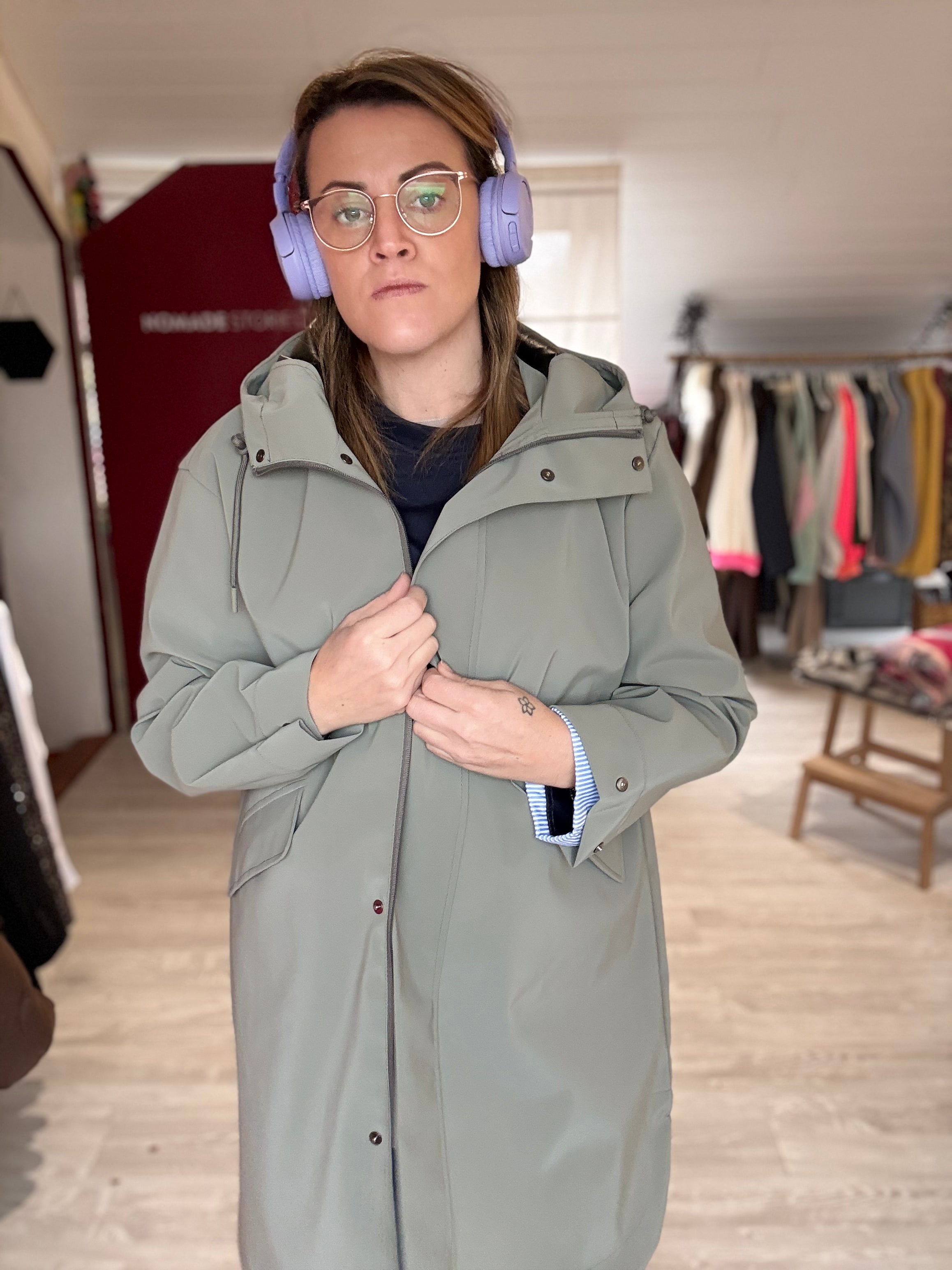 Veste imperméable mi-longue à capuche – protection et style au quotidien