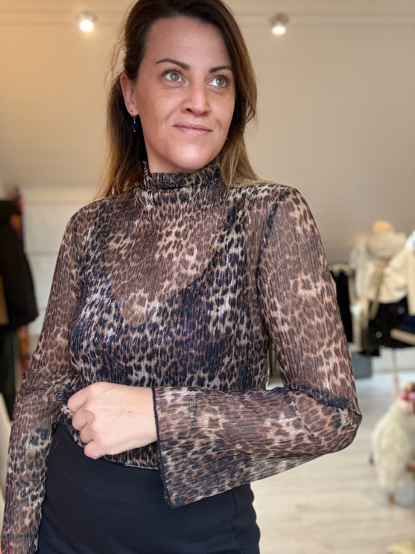 Top effet crêpe léopard – détail couture et allure affirmée