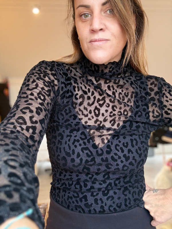 Top léopard effet velours – Élégance & caractère