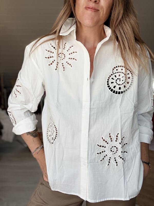 Chemise blanche à motifs coquillage et soleil