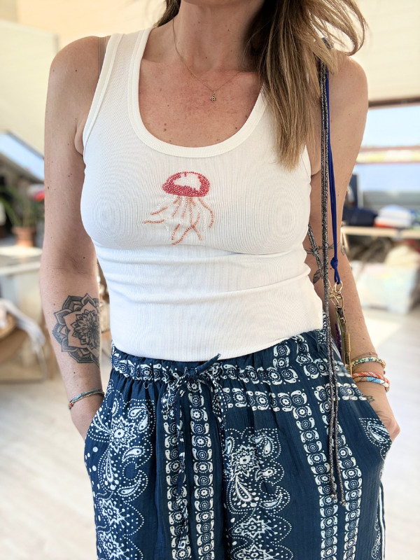 Débardeur blanc avec une méduse brodée à la main avec des perles