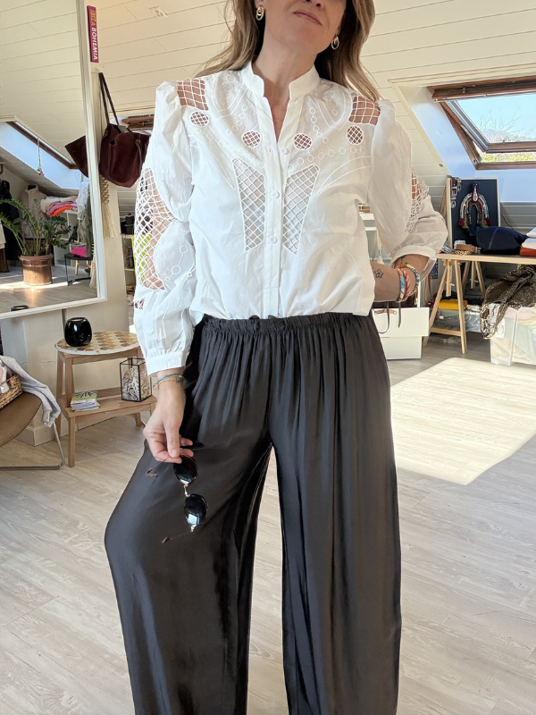 Chemise Blanche et broderie avec petit top à bretelles integrées