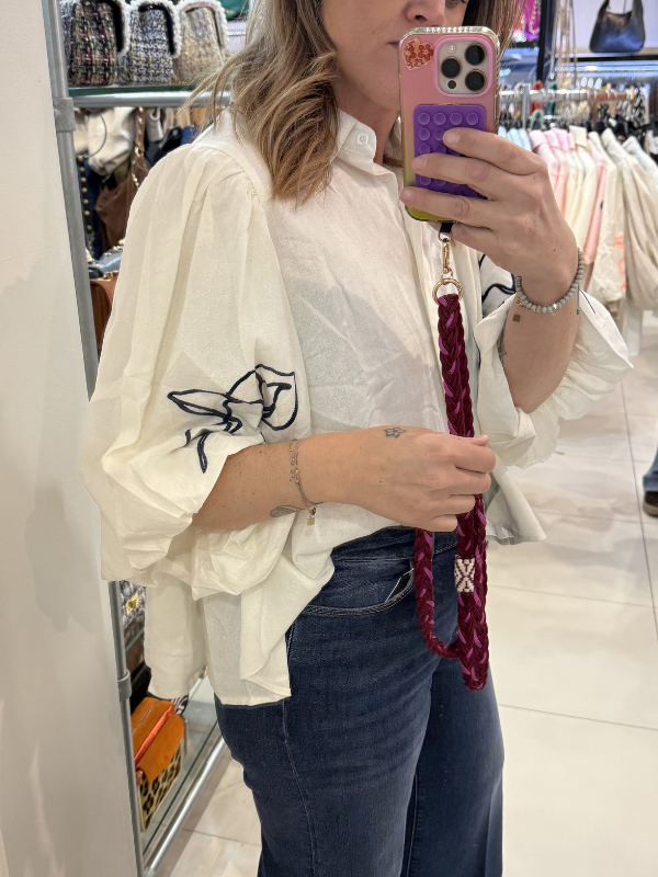 Chemise Blanche et broderie bleu marine sur les manches