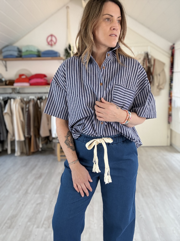 Chemise en coton bleu marine à rayure claires