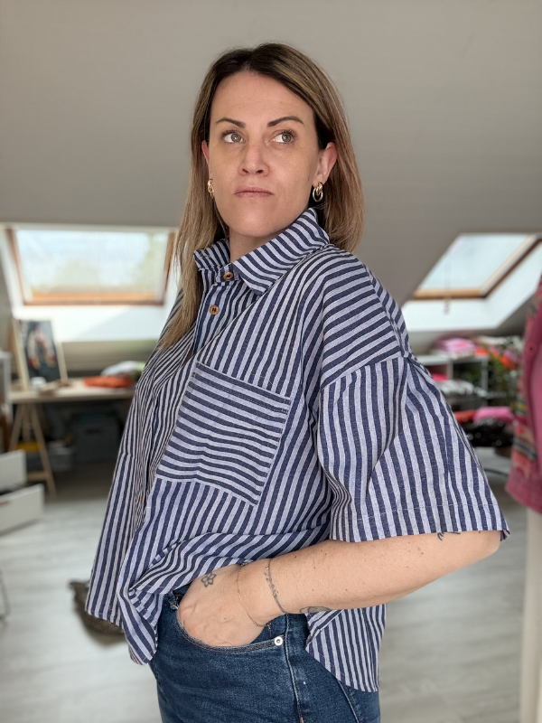 Chemise en coton bleu marine à rayure claires