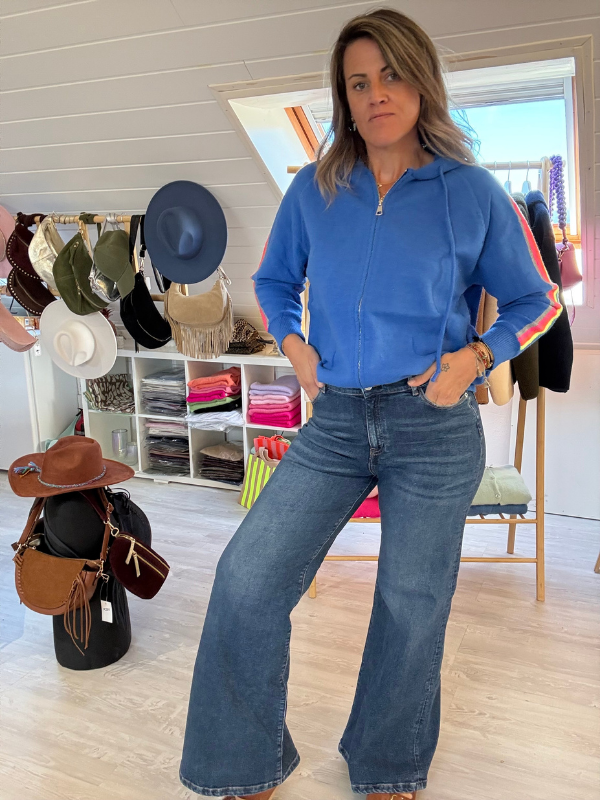 Veste unie et manche à rayures colorées