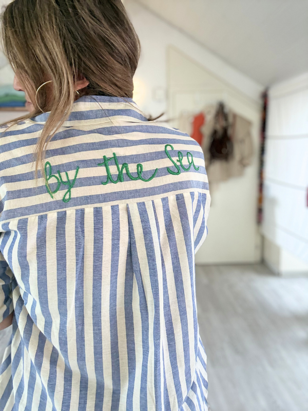 Chemise en coton bleu fluide et légère - inscription brodée "By the Sea"