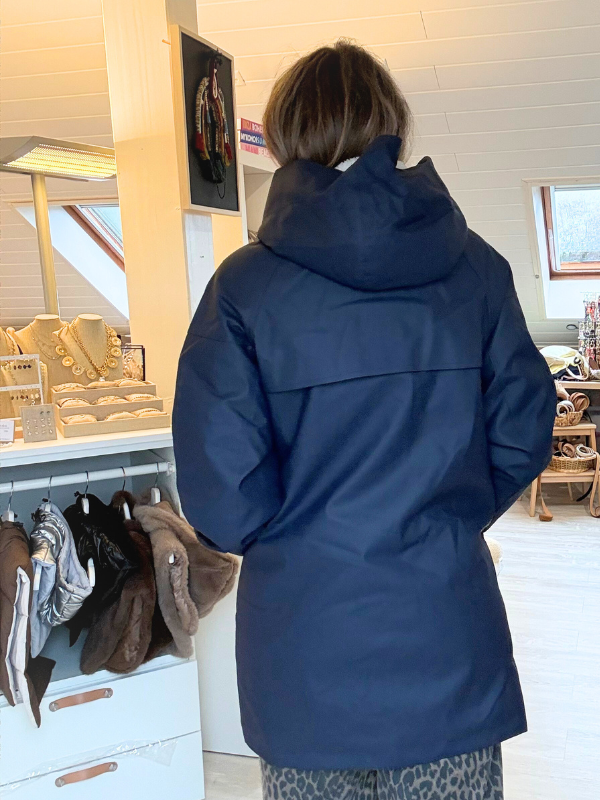 Veste imperméable mi-longue entièrement doublée à capuche fourrée – protection et style au quotidien