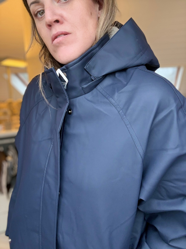 Veste imperméable mi-longue entièrement doublée à capuche fourrée – protection et style au quotidien