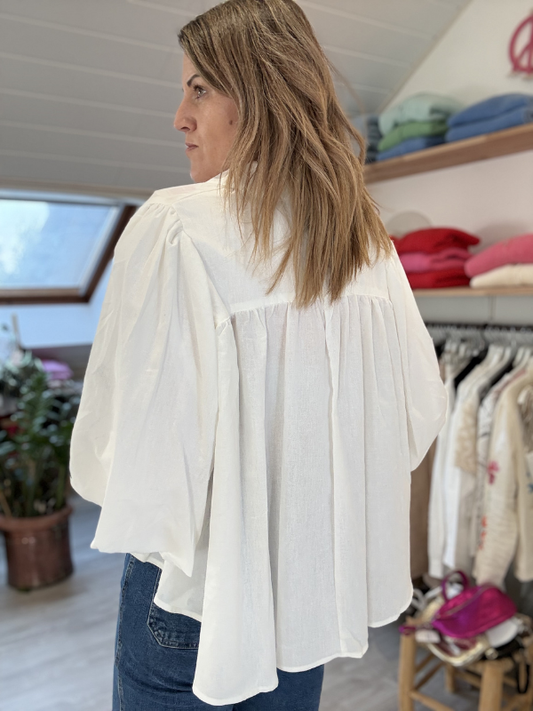 Chemise Blanche et broderie bleu marine sur les manches