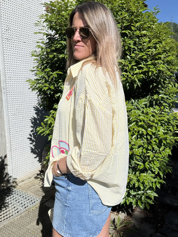 Chemise jaune à rayures blanche avec broderie motifs été