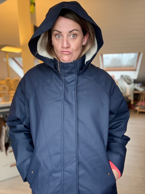 Veste imperméable mi-longue entièrement doublée à capuche fourrée – protection et style au quotidien