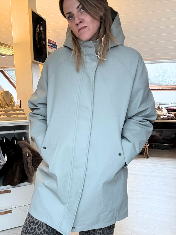 Veste imperméable mi-longue entièrement doublée à capuche fourrée – protection et style au quotidien