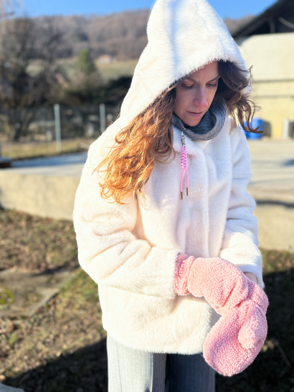 Veste à capuche en fausse fourrure