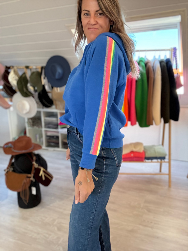 Veste unie et manche à rayures colorées